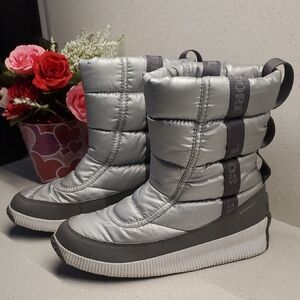SOREL Silver Winter Boots (sz 8)